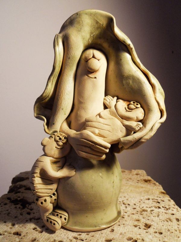 Kerámia figura, anya két gyerekkel