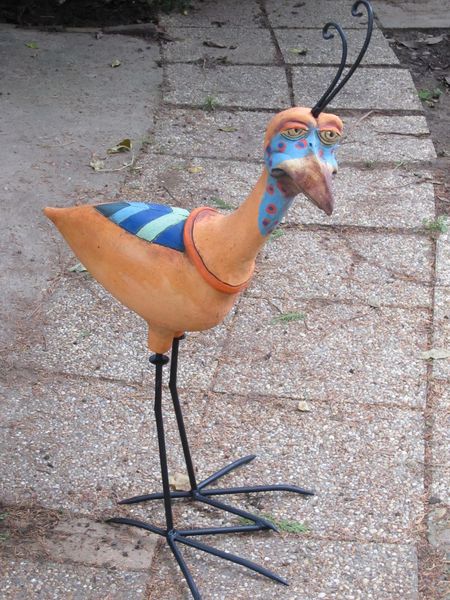 Kerámia madár szobor kovácsoltvas lábbal és bóbitával