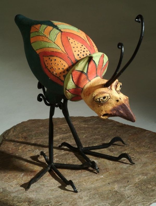 Kerámia madár szobor kovácsoltvas lábbal és bóbitával.