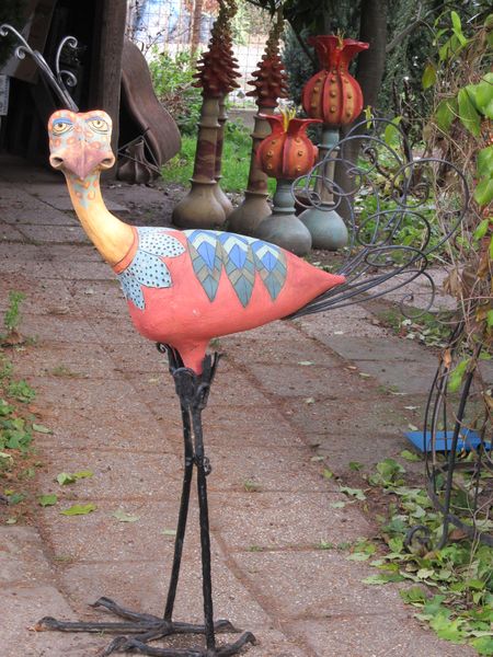 Kerámia páva szobor kovácsoltvas lábbal és farokkal