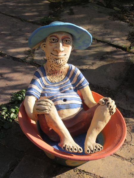 Kerámia szobor, kádban üldögélő