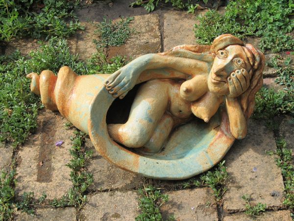 Kerámia szobor - csigaházban ülő lány