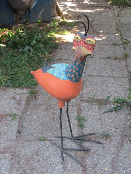 Kerámia madár szobor kovácsoltvas lábbal és bóbitával