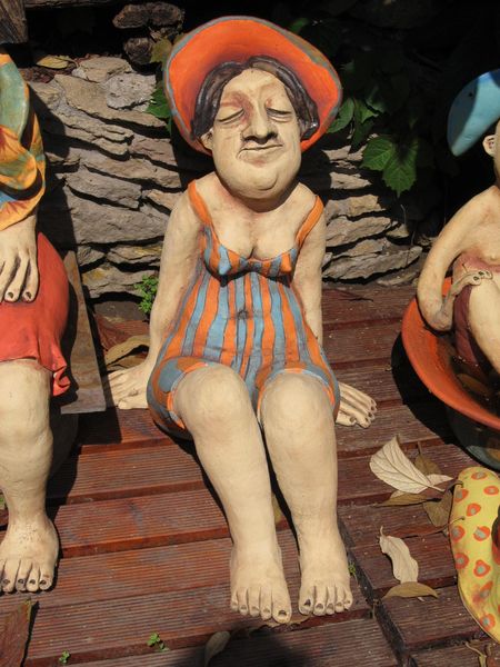 Kerámia szobor, napozó női figura