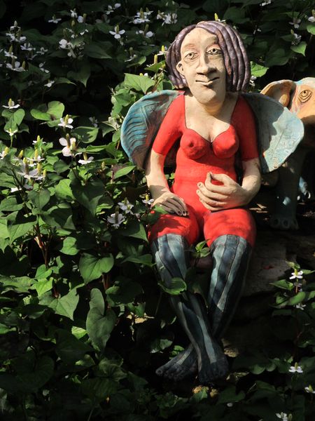Kerámia szobor - ülő angyal csíkos harisnyában
