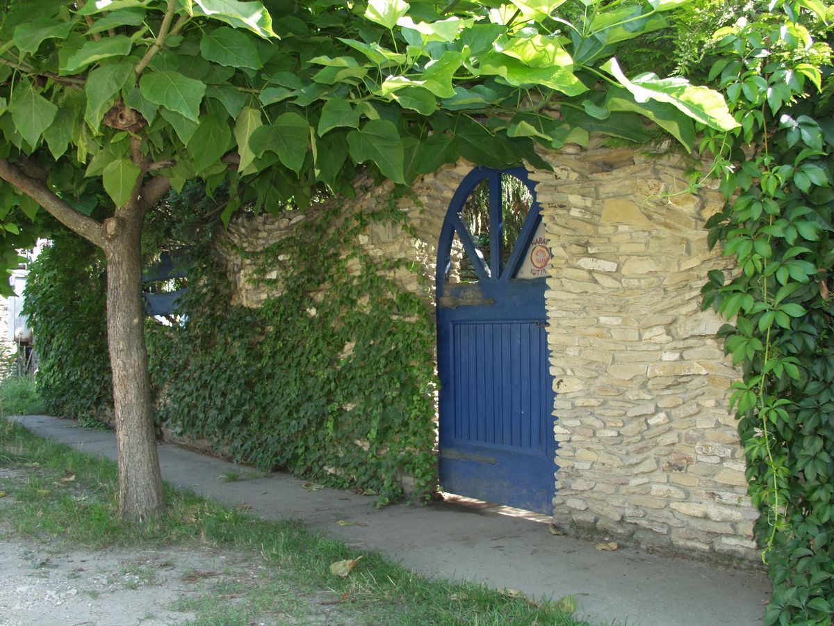 Vertel Andrea keramikus bemutató kertje - kék kapu